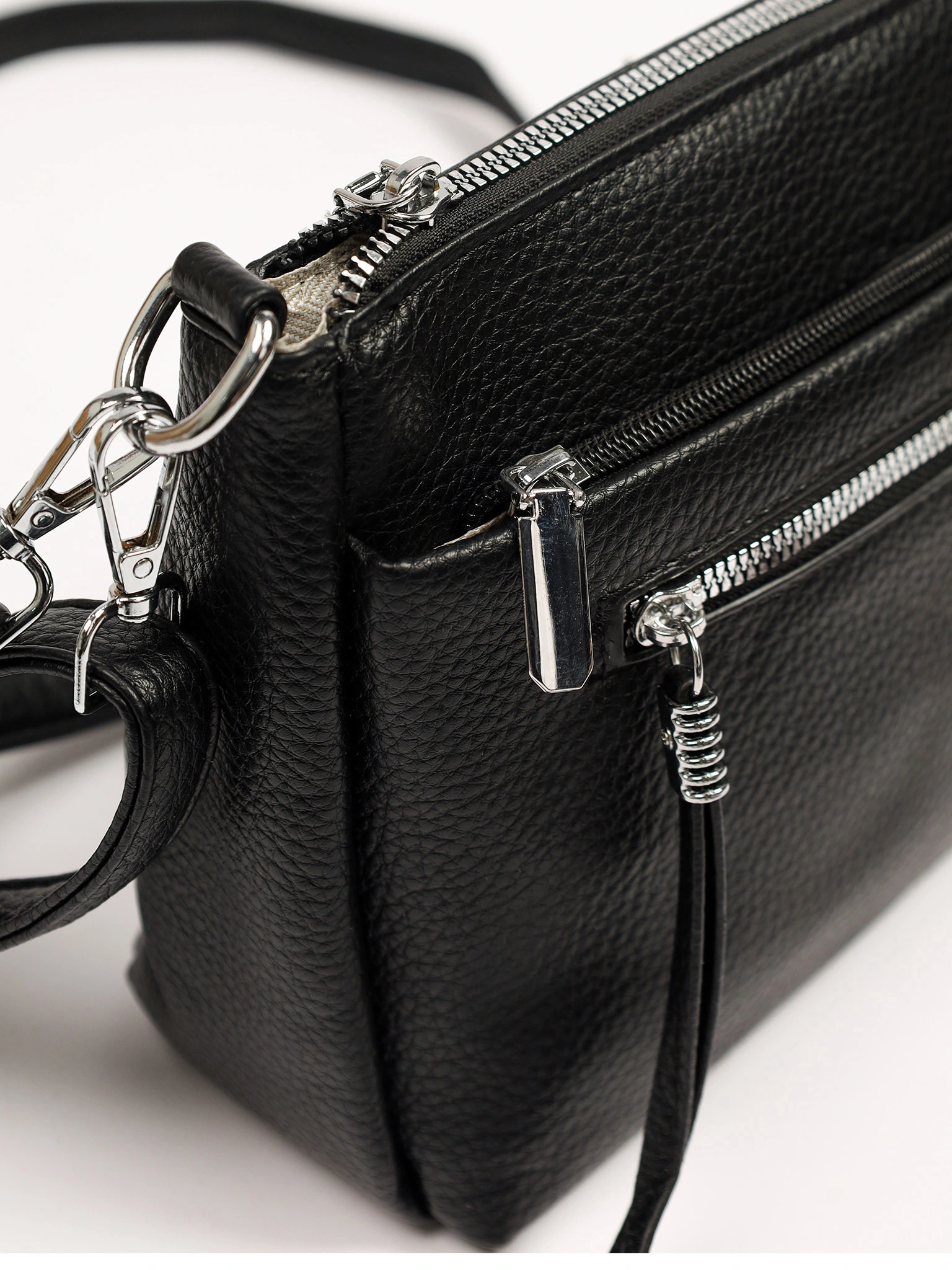 Сумка-кроссбоди с декоративным пуллером в ассортименте